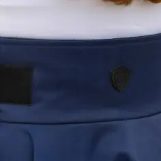Granatowa spódnica do jazdy konnej z logo, zapinana na rzep. Idealna na chłodniejsze dni.