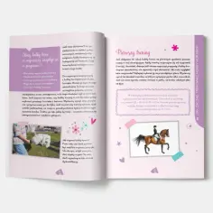 Dziewczynka trzyma konia na patyku, przygotowując się do zabawy w hobby horsing.