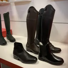 Różne rodzaje butów jeździeckich: wysokie, sznurowane, z zamkiem i botki.
