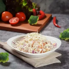 Sałatka coleslaw z kapusty, marchewki i cebuli. Czy konie mogą jeść kapustę? Tak, ale w umiarkowanych ilościach.